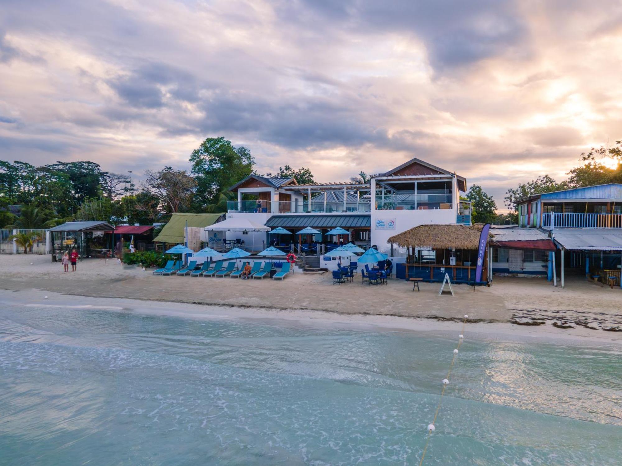 Blue Skies Beach Resort Negril Kültér fotó